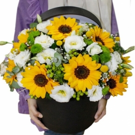  Доставка цветов в аланья  Подсолнух и лизиантус в коробке